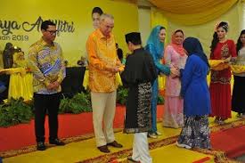 Kemeriahan majlis rumah terbuka malaysia aidilfitri 2019 di muzium diraja istana negara lama yang dihadiri lebih 10000. Rumah Terbuka Aidilfitri Kerajaan Negeri Perak Meriah 5 Jun 2019