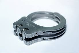 These are the only colored handcuffs on the market that feature double sided keyholes. Menottes A Charnieres