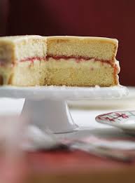 Gateau Boston Au Chocolat Blanc Et A La Rhubarbe Ricardo Recipe Boston Cream Pie Fruity Cake Cake Recipes
