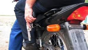 Resultado de imagem para CASAL EM UMA MOTO ASSALTANDO
