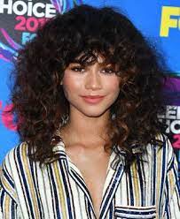 Quelle forme de frange s'adapte aux cheveux bouclés ? Comment Porter La Frange Sur Cheveux Boucles