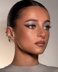 The ultimate contrasts: bronzy skin and cool toned eyes 🩶 @mrdanielmakeup  created this mesmerizing look