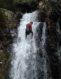 A ribeira de pera nasce na serra da lousã, quando chega a pera tem já um caudal importante a partir do tributo de várias pequenas ribeiras. Castanheira De Pera Resort Natureza Villa Rio