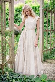 Du träumst schon jetzt von deiner hochzeit oder bist tatsächlich auf der suche nach dem passenden brautkleid? Farbige Brautkleider Elementar I Moderne Brautkleider