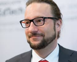 Schulbuch-Verlage machen KI + David Klett im Interview + Bitkom verlangt  Transparenz + Ärger um Dienstgeräte in Berlin • Table.Briefings