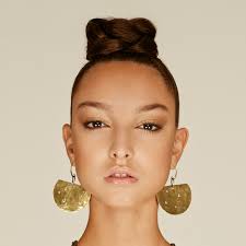 HELENA-Boucles d'oreilles. Main bijoux. Dangle .Minimaliste avec une touche  hellénique. Boucle d oreille en croissant de lune