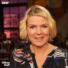 Komikerin Mirja Boes nahm dank geschlossener Friseursalons kurzerhand  selbst die Schere in die Hand. Ob sie mit ihrer neuen Frise zufrieden ist?  Das wird sie uns heute beim Kölner Treff verraten! 😃