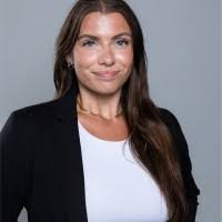 Elana Ross's Instagram, Twitter & Facebook