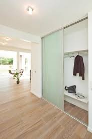 Versteckte Garderobe Garderobe Stauraum Versteckte Versteckte Kleiderstander Kleiderstander Stauraum Versteckte Eingan In 2020 Versteckter Schrank Style At Home Haus