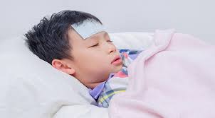 Yang pertama sering kita lakukan adalah dengan mengompres keningnya dengan air dingin. Alasan Anak Demam Setelah Imunisasi