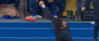 Desse modo, emblema italiano virou as atenções para simone inzaghi e terá contactado o. Simone Inzaghi Cade A Terra Dopo Il Gol Della Lazio Il Video Diventa Virale Secolo D Italia