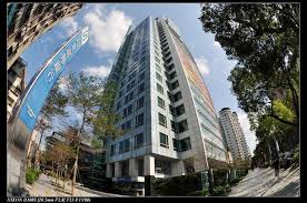 台北富邦銀行信用卡至少在 90 天內持卡刷全額機票或 8 成團費，其中富邦鈦金卡、御璽卡、晶緻卡和白金卡有單筆滿 6,000 元的限制；優惠內容至 2020 年 12. å°åŒ—å¯Œé‚¦éŠ€è¡Œ Eå®¶äººåˆ†è¡Œ æšååœ‹éš›ç²é ' äºžæ´²éŠ€è¡Œå®¶ æœ€ä½³å‰µæ–°åˆ†è¡ŒçŽ ä¸Šå ± æ¶ˆè²»