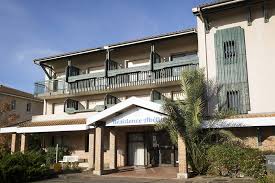 Enfin, en cas d'état de santé précaire nécessitant des soins fréquents, il sera nécessaire de recourir aux services d'une maison de retraite de type usld (unité de séjours de longue durée) qui se rapproche plus d'une organisation hospitalière. Residence Abelia Maison De Retraite Alzheimer Medicalisee Pasa Ehpad Dependance Personnes Agees Maisons De Retraite Specialisees Mieux Vivre