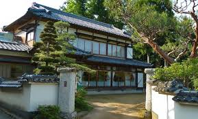 The house is provided with 10 bedrooms, heated flooring in the whole house to fight the cold weather, fireplaces even in bathrooms, wine cellar, swimming pools it is the second most expensive home in the world which costs one billion dollars. Usoheo2dgdwu M