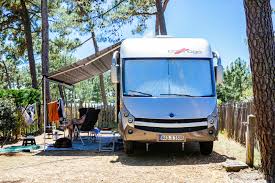 Cette niche polyvalente pour chiens a des multiples utilisations : Votre Animal De Compagnie A Le Droit Lui Aussi Aux Vacances Blog Du Camping Yelloh Village Les Grands Pins