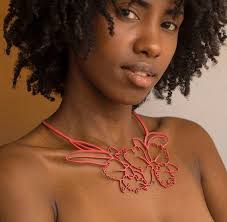 Collar ligero de orquídeas de caucho reciclado, de Design Tun