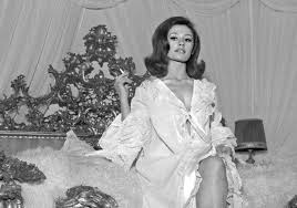 En los años 70' raffaella carrá, además de su exitoso trabajo en televisión, comenzaría en propiedad su carrera musical, lanzado los discos raffaella, raffaella carrá, raffaella…senza respiro, fiesta, hay que venir al sur, canta en español y latino, entre otros. Lo Unico Que Agobia A Raffaella Carra Es El Matrimonio Chic