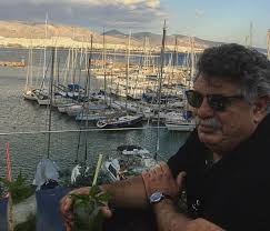 Ο γνωστός σεφ μίλησε για τα παιδικά χρόνια, το χαμό του πατέρα του, τους δύο γάμους του, αλλά και την κουμαριά με την πρώην σύζυγό. Exeis Dei Thn Koykla Korh Toy Leyterh Lazaroy Queen Gr