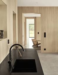 Nordiska Kok Svart Minimaliskt Kok I Emma Bernhards Arkitektritade Hus I Torekov Koket Minimalistiskt Hus Minimalistisk Inredning Minimalistiska Vardagsrum