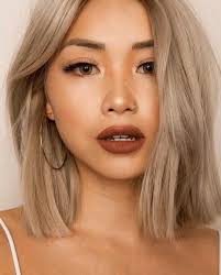 Wenn dein haar nicht von natur aus glatt ist, solltest du beim glätten unbedingt einen hitzeschutz verwenden. Frisuren Frauen Mittellang Bob Schnitt Frisuren Trends 2020 Minimales Make Up Grosse Kr In 2020 Frisuren Kurze Haare Blond Mittellange Haare Frisuren Einfach Bob Frisur