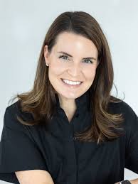 I have always been a big fan of black and white studio pictures. They are  so simple and timeless. ⁠ ⁠ But I want to know, which do you prefer? Black  and