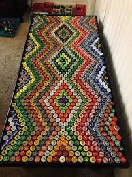 как сделать коврик из крышек от пластиковых бутылок видео Kak Ispolzovat Metallicheskie Kryshechki Ot Butylok Posmotrite Kakoe Dekorativnoe Oformlenie Poverhno Podelki Pivnye Kryshechki Iskusstvo Iz Plastikovyh Butylok