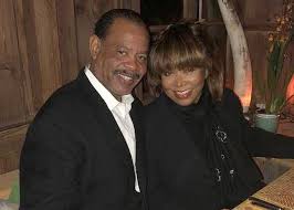 While at local nightclub club manhattan, tina crossed paths with ike turner tina, who was in her teens, was not particularly drawn to ike romantically upon first sight and in fact, found him unattractive. Tina Turner Neue Autobiographie Vom Weltstar Blick Ch