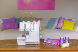 🎨 16 punti creativi, infinite possibilità! La Singer S0605 ti offre tutta  la versatilità che cerchi: ✂️ Capacità di 4 / 3 / 2 fili 🌸 Orli arrotolati  e rifiniture delicate 🧵