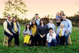 Pin By Belle Idee Photography On My Favorite Photos Big Family Photo Shoot Ideas Family Photo Colors Big Family Photos