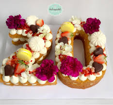Hermosa Torta Numero 20 En Flores Y Crema Medellin Por Http Dulcepastel Com 20birthday 20birthdaycake Birthday Cake Cupcake Cakes Cake Decorating