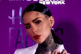 A través de su cuenta de instagram, la hija de marcelo tinelli compartió el nuevo detalle que le agregó a su gigante tatuaje en además de hacerse un cambio de look, cande tinelli estrenó nuevo tattoo. Cande Tinelli Sorprendio Con Un Topless Desde La Cama Y Su Espalda Totalmente Tatuada Radio Mitre