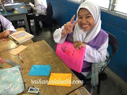 Pinggan kertas ataupun polisterin di jadikan beg comel untuk si kecil anda. Aktiviti Mudah Untuk Mengajar Tentang Kitar Semula Recyling Raihan Jalaludin S Blog