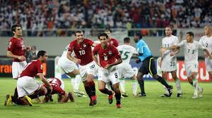 منتخب الجزائر لكرة القدم ويلقب بـالأفناك أو ثعالب الصحراء، أومحاربي الصحراء أو الخُضْر وهو الفريق الوطني الذي يمثل الجزائر في رياضة كرة القدم للرجال ويديره الاتحاد الجزائري لكرة القدم. Ù…Ø¯Ø±Ø¨ Ø¬Ø²Ø§Ø¦Ø±ÙŠ Ø®Ø³Ø§Ø±ØªÙ†Ø§ Ø£Ù…Ø§Ù… Ù…ØµØ± ÙÙŠ 2010 Ø¨Ø£Ø´ÙŠØ§Ø¡ Ø®Ù„Ù Ø§Ù„ÙƒÙˆØ§Ù„ÙŠØ³ Rt Arabic