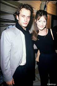 La cantante y modelo carla bruni, ex primera dama de francia, subastará el próximo 6 de diciembre en favor de la asociación francesa contra las miopatías el manuscrito de quelquun ma dit, la más conocida de sus canciones. Carla Bruni Les Hommes De Sa Vie Puretrend