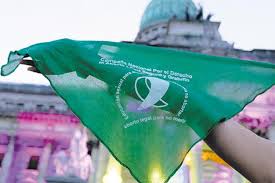 El pañuelo verde debuta en chile en marcha por aborto libre a nivel nacional. El Senado Argentino Vota La Ley Del Aborto Con Millones De Panuelos Verdes En Las Calles