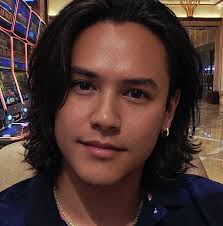 Fits nearly every car made Zero-protrusion tweeters to fit nearly any  factory depth Woofer EVC™ (Extended Voice Coil) tech assists with precise  linear excursion UV-treated poly-foam surround resists heat or direct  sunlight