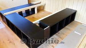 Auch ganz leicht ein bett aus kallax regalen* bauen, indem die ganze familie platz findet. Ikea Hack So Wird Aus Kallax Regalen Ein Bett Buchie De