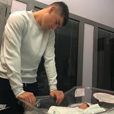Мать была артисткой хора, а отец — концертмейстером. Zhitomiryanin Ruslan Malinovskij Voshyol V Top 5 Samyh Dorogih Ukrainskih Futbolistov Foto
