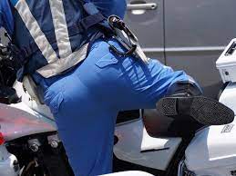 バイクにまたがる白バイ警察官のお尻 警察官 男性警察官 白バイ
