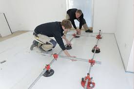 Fliesenschienen werden während der verlegung von fliesen mit dem fliesenkleber verarbeitet, manche sind auch nachträglich noch einsetzbar. Terrasse Mit Grossen Platten Und Grossem Zusammenhalt