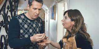 Un hombre llamado adam se despierta encadenado a un tubo oxidado dentro de una decrépita cámara subterránea. Cennet Temporada 1 Capitulo 33 Juego Macabro