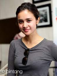Jauh Jauh Ke London Michelle Ziudith Tak Bisa Move On Wanita Selebriti Wanita Cantik