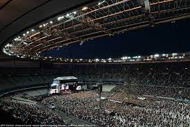 Tu es placé en plus ou moins en face de la scène mais en place assise. Bruce Springsteen At Stade De France Stade De France