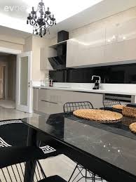 Bu Konya Mutfaginin Bir Tarafi Siyah Diyor Digeri De Beyaz Ev Gezmesi Evler Ev Icin Mutfak