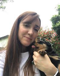 Para que empiecen lindo la semana, les dejo una fotito de vicky con un  perrito 🐶