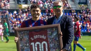 Sergio Ortuño recibe el homenaje del Eldense por sus 100 partidos como  futbolista azulgrana