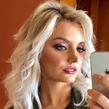 Diana Congdon's Instagram, Twitter & Facebook