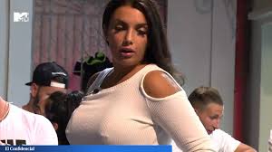 Porno y terror: Elettra Lamborghini divierte en Super Shore 2 sobre cómo  se duerme