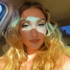 Lindsey Brooke's Instagram, Twitter & Facebook