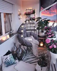 Becoming a homeowner comes with a lot of new experiences, but also a lot of questions. A Imagem Pode Conter Pessoas Sentadas E Area Interna Apartment Balcony Decorating Balcony Decor Small Balcony Decor